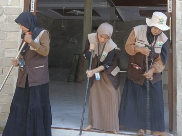 Membersihkan Masjid, Menumbuhkan Kepedulian dan Kebersamaan Warga